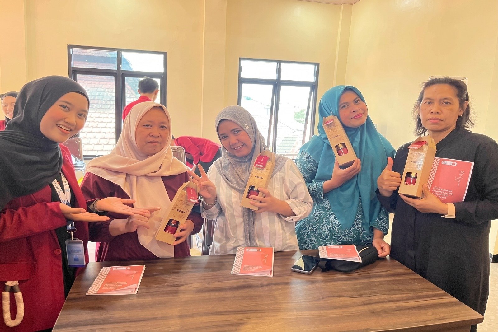 Mahasiswa PPG UMM Olah Limbah Bunga Mawar Menjadi Air Freshener Elarose
