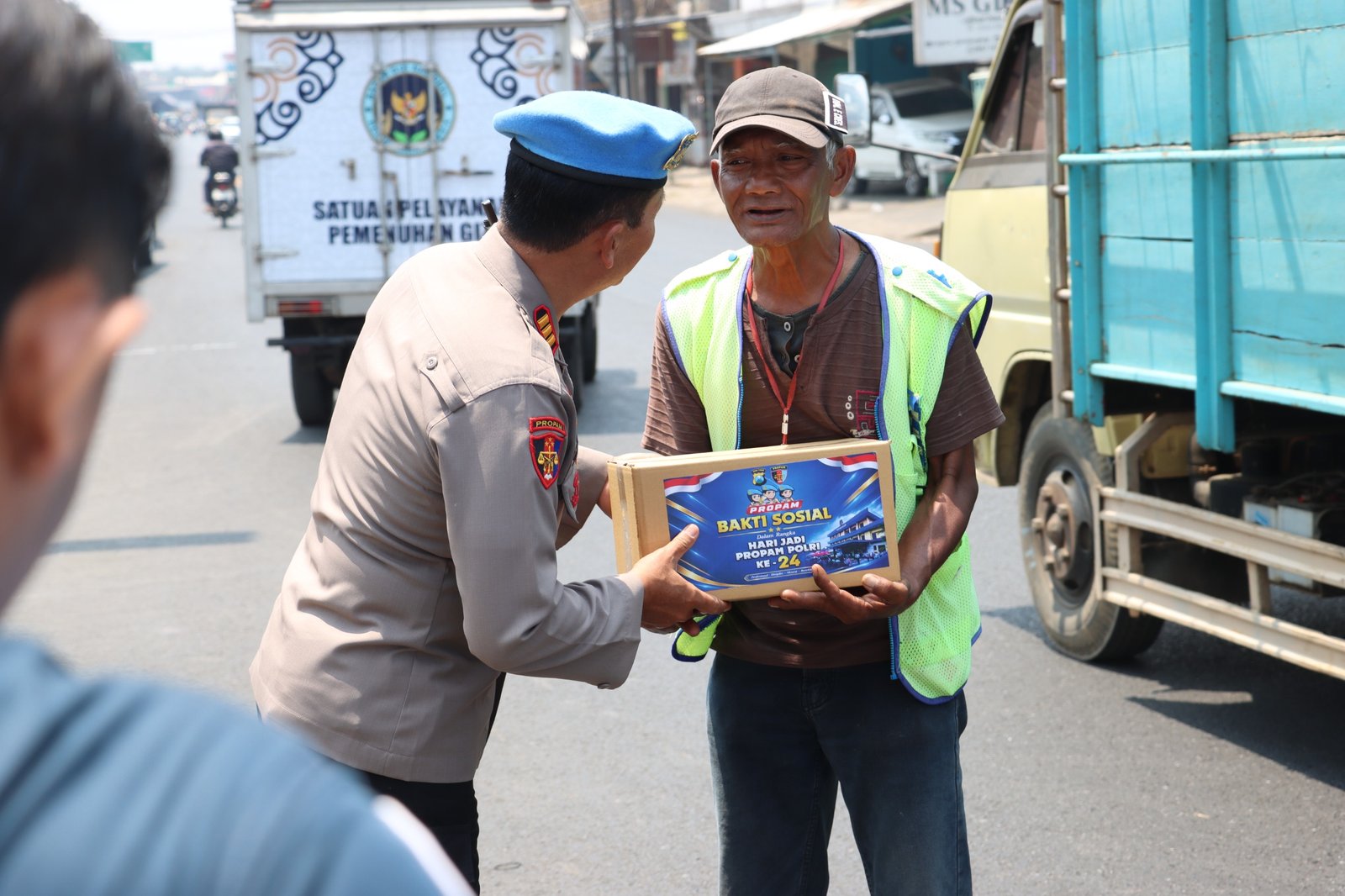 Patroli Presisi Polres Malang Sapa Warga, Bagikan Sembako dan Kenalkan 110