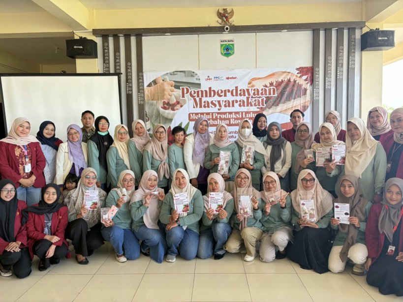 Mahasiswa PPG UMM Kembangkan Lulur Rosella di Desa Sumberejo