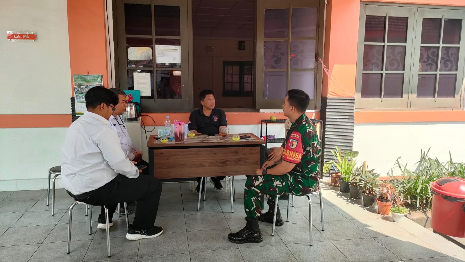Babinsa Bareng Jalin Kedekatan dengan Warga Lewat Komsos Humanis