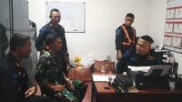 Babinsa Kiduldalem Bersama Polsuska Perkuat Keamanan di Stasiun Kota Baru