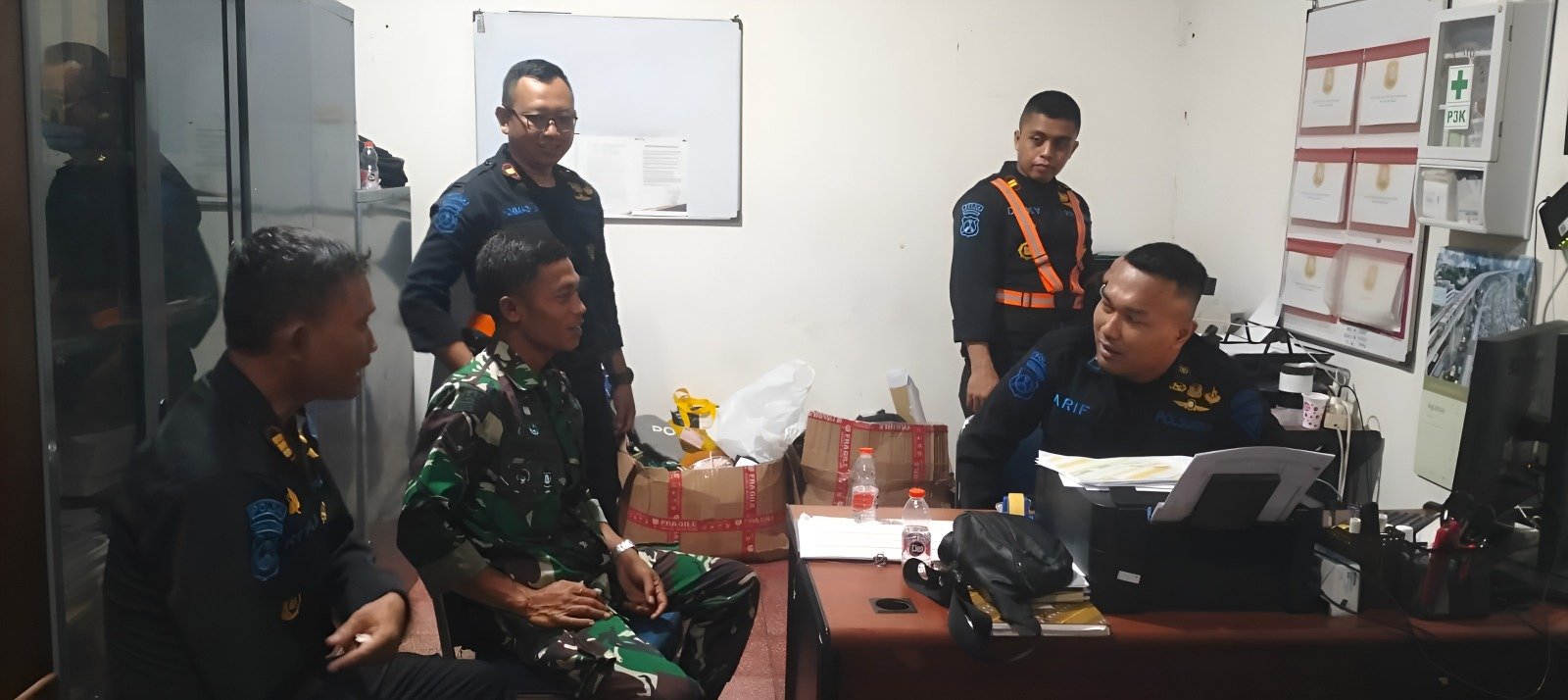 Babinsa Kiduldalem Bersama Polsuska Perkuat Keamanan di Stasiun Kota Baru