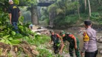 Babinsa Kiduldalem Koramil 0833-01/Klojen Bersama Bhabinkamtibmas dan Warga Bersihkan Bantaran Sungai Brantas Babinsa Kiduldalem Koramil 0833-01/Klojen Bersama Bhabinkamtibmas dan Warga Bersihkan Bantaran Sungai Brantas