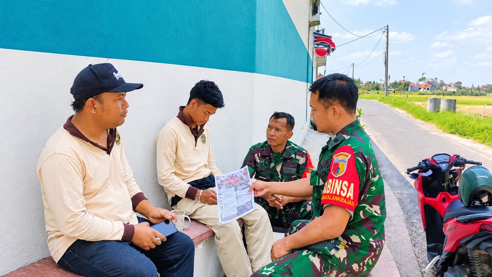 Dekat dengan Warga, Babinsa Bakalankrajan Sosialisasikan Penerimaan Prajurit TNI AD