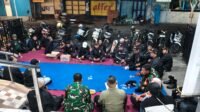 Cangkrukan Bareng Satlinmas, Babinsa Sukoharjo Ajak Warga Jaga Keamanan Lingkungan Cangkrukan Bareng Satlinmas, Babinsa Sukoharjo Ajak Warga Jaga Keamanan Lingkungan