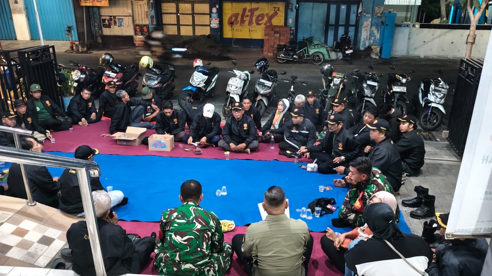 Cangkrukan Bareng Satlinmas, Babinsa Sukoharjo Ajak Warga Jaga Keamanan Lingkungan