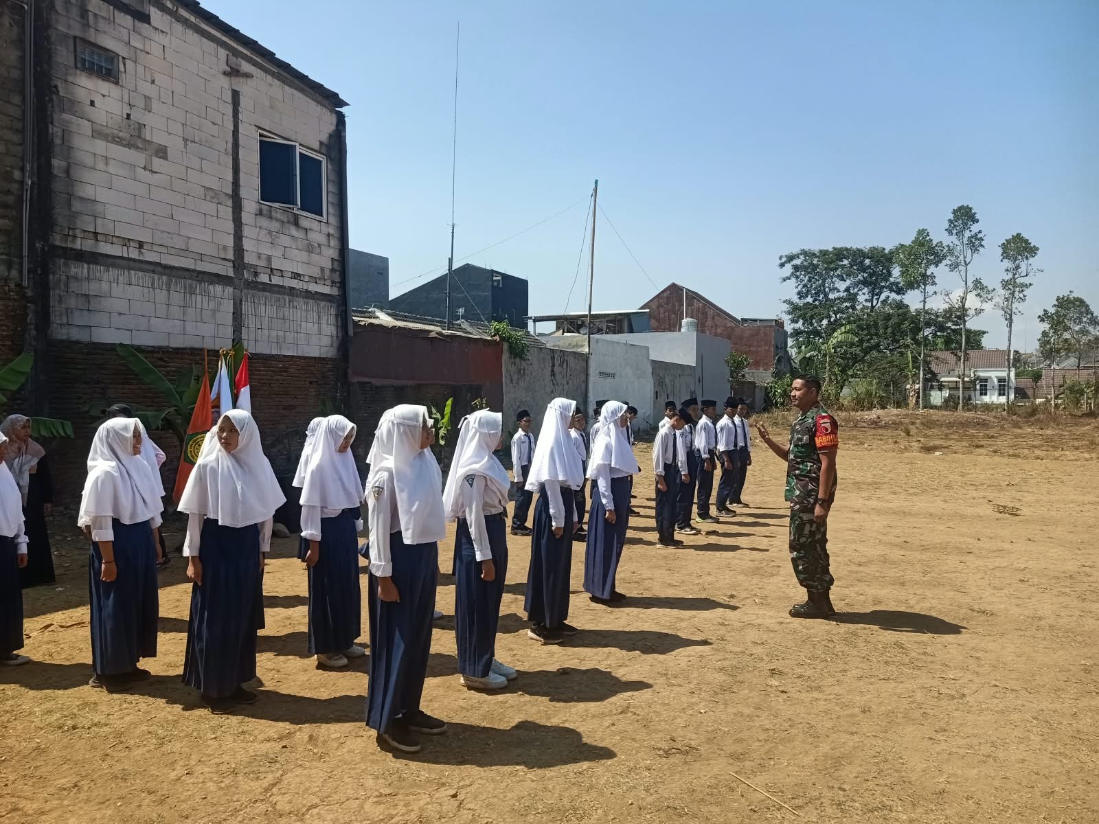 Tanamkan Disiplin Sejak Dini, Babinsa Karangbesuki Beri Pembinaan kepada Siswa SMP Islam Sabillurosyad