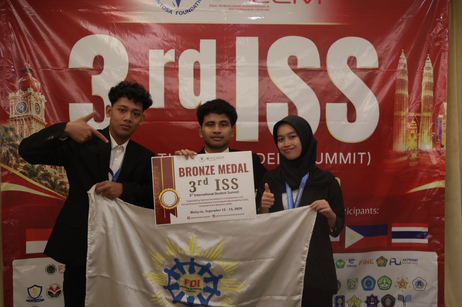 Usung Gagasan Teknologi untuk Konservasi Mangrove, Mahasiswa UMM Raih Podium Internasional