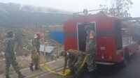 Kodim 0833 Bantu Pemadaman Kebakaran TPA Supiturang