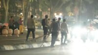 Polresta Malang Kota dan DLH Bersihkan Bundaran Tugu