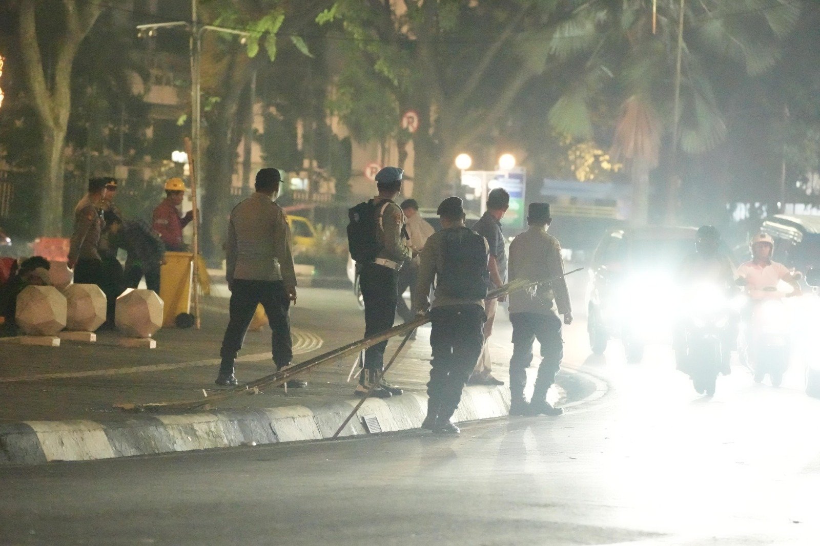 Polresta Malang Kota dan DLH Bersihkan Bundaran Tugu