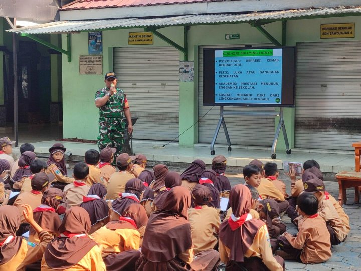 Babinsa Sawojajar Bekali Siswa SDN Anti-Bullying