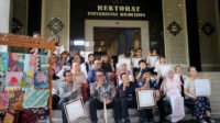 Rektor UB dan Mahasiswa Membatik Peringati Hari Batik Nasional