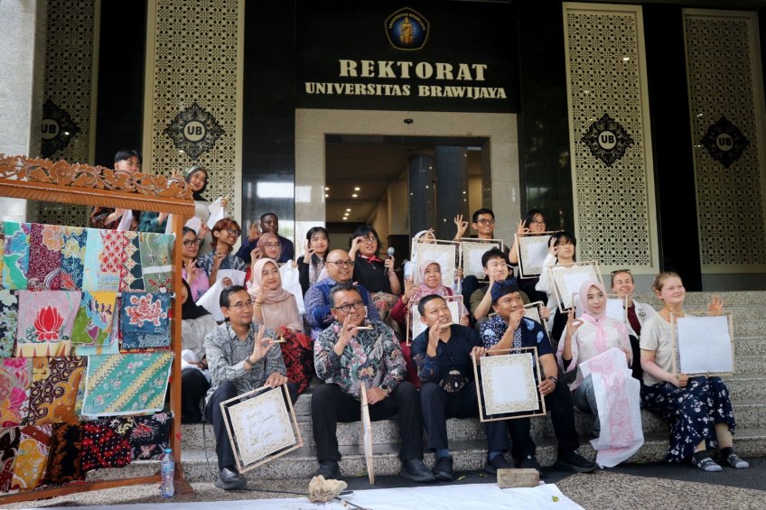 Rektor UB dan Mahasiswa Membatik Peringati Hari Batik Nasional