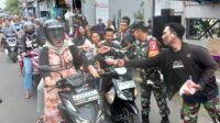 Jumat Berkah, Babinsa Bumiayu Bagikan Makanan