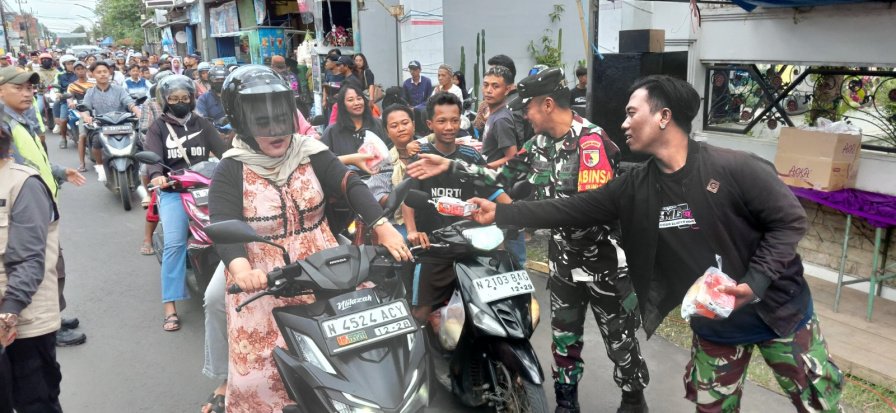 Jumat Berkah, Babinsa Bumiayu Bagikan Makanan