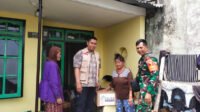 Babinsa Tunggulwulung Bagikan Sembako Sambut HUT TNI.