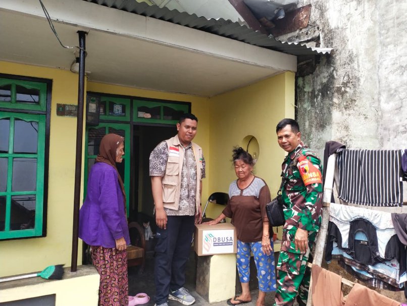 Babinsa Tunggulwulung Bagikan Sembako Sambut HUT TNI.