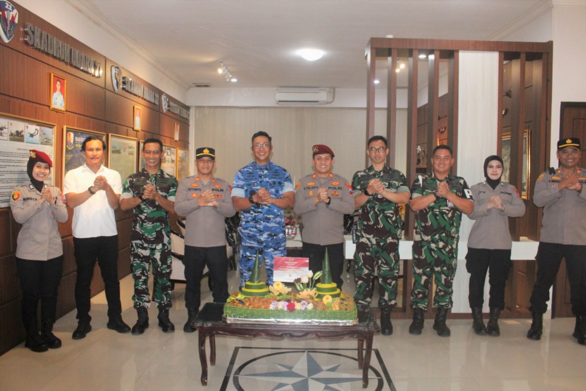 Polres Malang Beri Kejutan Tumpeng ke Lanud Abd Saleh
