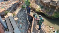 Koramil Klojen Kebut Pondasi Jembatan Perintis Garuda