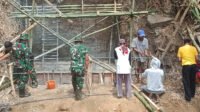 Koramil Kedungkandang dan Warga Cor Pondasi Jembatan Cemorokandang