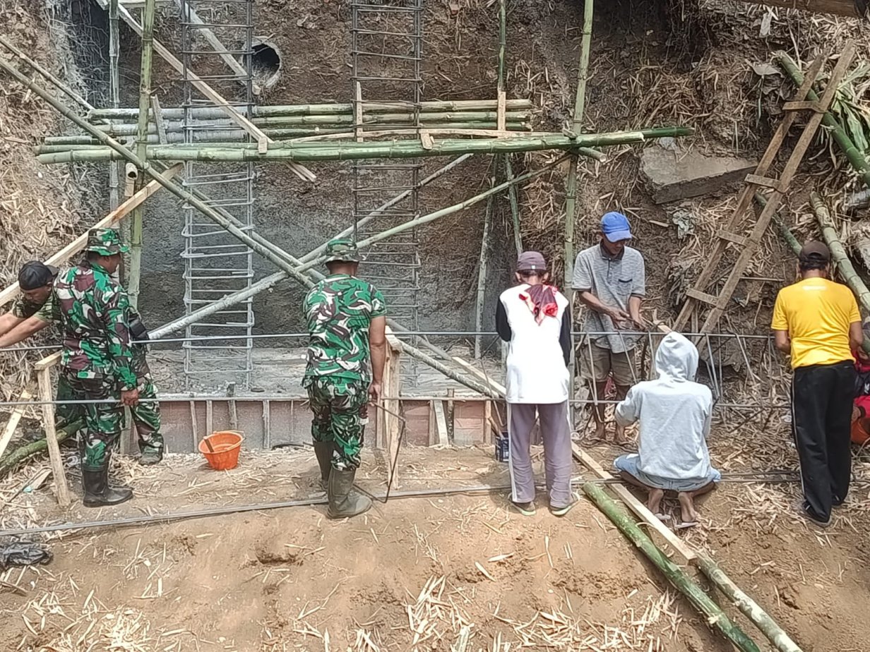 Koramil Kedungkandang dan Warga Cor Pondasi Jembatan Cemorokandang