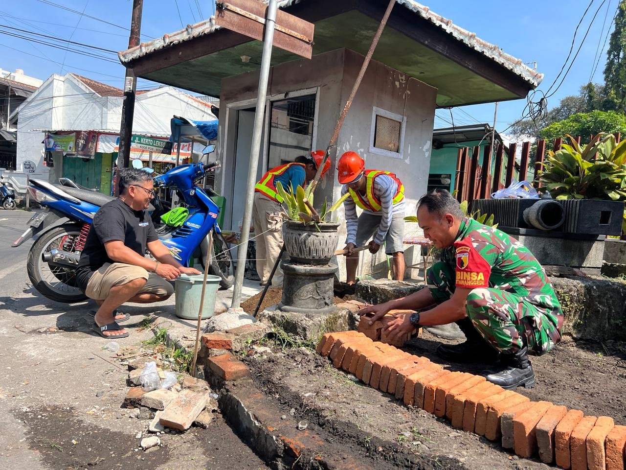 Babinsa Ketawanggede Bantu Warga Bangun Taman