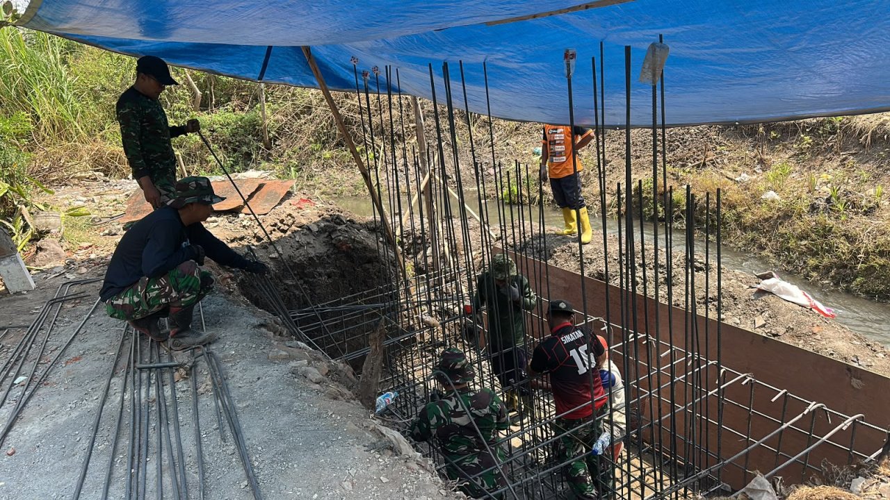 Koramil Lowokwaru Kebut Pengecoran Pondasi Jembatan Garuda di Tunjungsekar