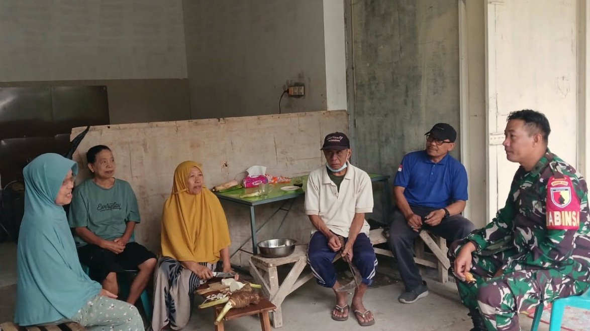 Babinsa Karangbesuki Perkuat Sinergi dengan Warga, Jaga Kerukunan di Lingkungan