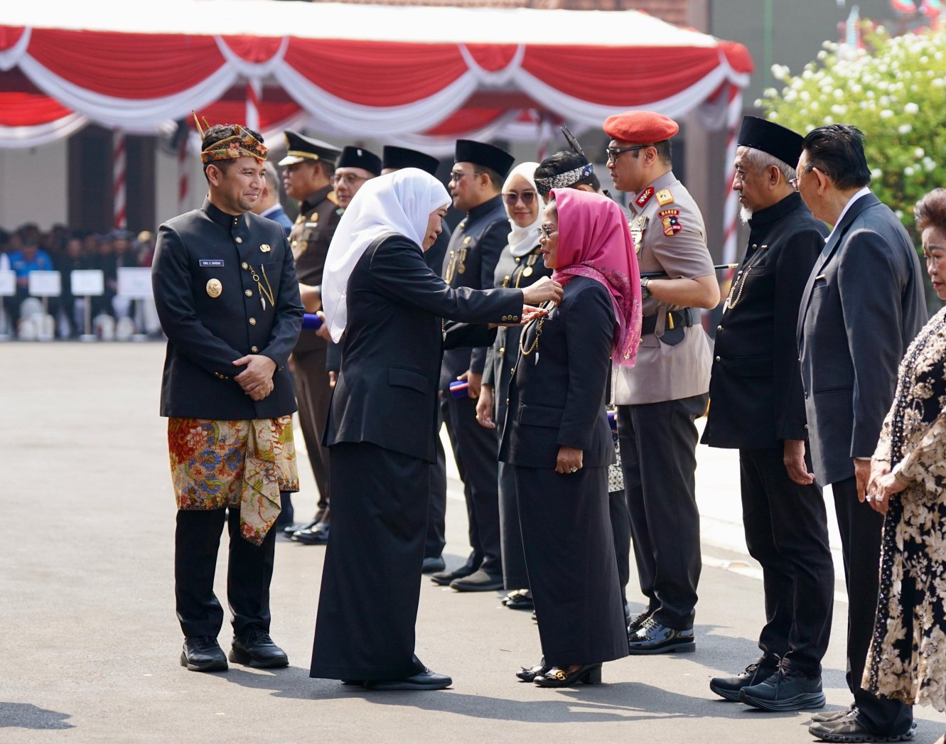 30 Tahun Berjuang untuk Ekonomi Rakyat, Dr Sri Untari Bisowarno Raih Lencana Emas Jer Basuki Mawa Beya