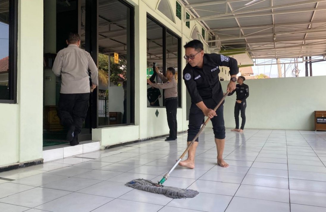 Polresta Malang Bersihkan Masjid Sambut HUT Humas