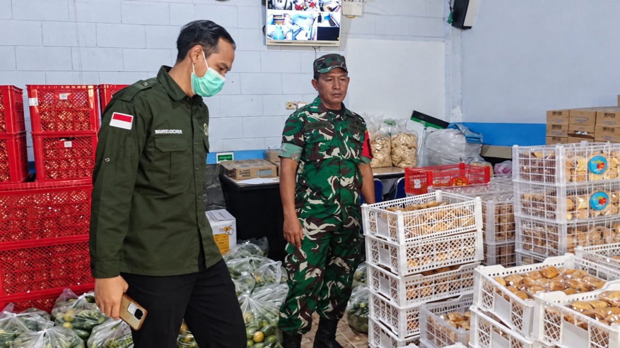 Babinsa Tlogomas Dampingi Penyiapan Makanan Bergizi