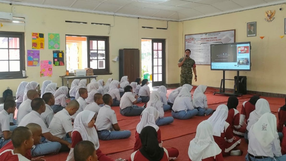 Babinsa Kodim 0833 Bekali Siswa Wawasan Kebangsaan