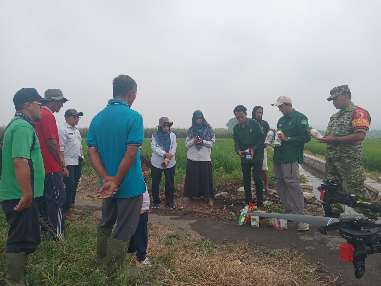 Babinsa Arjowinangun Dampingi Penyemprotan Padi Drone