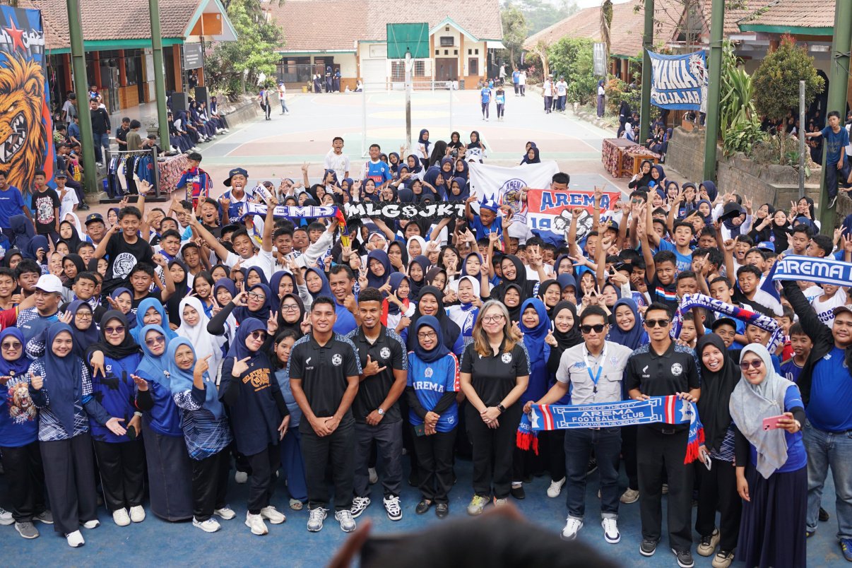 Arema FC Goes to School Semangati Pelajar SMPN 1 Tutur