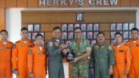Danlanud Abd Saleh Terima Plakat Skadik 102