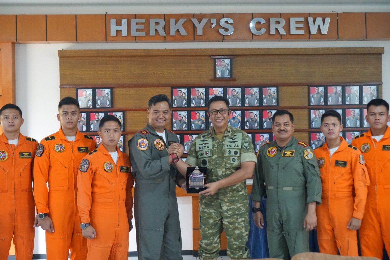 Danlanud Abd Saleh Terima Plakat Skadik 102