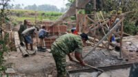 Gotong Royong Tanpa Sekat, Koramil Kedungkandang dan Warga Cor Jembatan Perintis Garuda. Semangat gotong royong dan kebersamaan antara TNI dan rakyat kembali terlihat dalam kegiatan pengecoran Jembatan Perintis Garuda yang dilaksanakan oleh personel Koramil 0833-02/Kedungkandang bersama masyarakat setempat, di wilayah Kelurahan Cemorokandang Kecamatan Kedungkandang, Kota Malang, Jumat ( 30/10). Kegiatan tersebut dilakukan secara bersama-sama dengan melibatkan personel TNI dan warga masyarakat. Mereka bahu-membahu melaksanakan pekerjaan pengecoran jembatan sebagai bagian dari upaya mendukung pembangunan infrastruktur serta meningkatkan aksesibilitas masyarakat. Dengan penuh semangat kebersamaan, personel Koramil dan warga bekerja sama mulai dari persiapan hingga proses pengecoran. Suasana gotong royong ini mencerminkan kedekatan dan hubungan harmonis antara TNI dengan masyarakat. Danramil 0833-02/Kedungkandang Kapten Inf Kieswo menyampaikan bahwa keterlibatan personel TNI dalam kegiatan tersebut merupakan wujud nyata kepedulian TNI terhadap kebutuhan masyarakat sekaligus memperkuat kemanunggalan TNI dan rakyat. "Melalui kegiatan gotong royong ini, kami ingin menunjukkan bahwa TNI selalu hadir di tengah masyarakat dan siap membantu mengatasi kesulitan rakyat di sekelilingnya. Pengecoran Jembatan Perintis Garuda ini bukan sekadar pembangunan infrastruktur, tetapi juga menjadi sarana mempererat kebersamaan, kekompakan, dan kemanunggalan TNI dengan rakyat," ujar Danramil. Lebih lanjut, Danramil berharap pembangunan jembatan tersebut dapat memberikan manfaat bagi masyarakat, khususnya dalam menunjang kelancaran aktivitas sehari-hari serta meningkatkan konektivitas antarwilayah. "Kami berharap semangat gotong royong seperti ini terus terpelihara. Dengan kebersamaan dan kepedulian, setiap tantangan di tengah masyarakat akan lebih mudah diatasi. TNI kuat bersama rakyat, dan rakyat merupakan kekuatan utama dalam menjaga persatuan dan kesatuan bangsa," tambahnya. Kegiatan ini menjadi bukti bahwa kemanunggalan TNI dan rakyat bukan sekadar slogan, melainkan diwujudkan melalui tindakan nyata, kepedulian, serta kerja sama dalam membantu pembangunan dan meningkatkan kesejahteraan masyarakat.