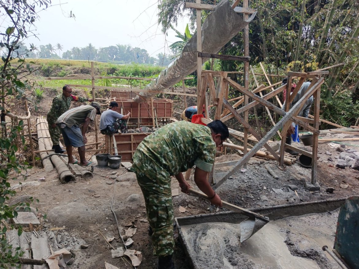 Gotong Royong Tanpa Sekat, Koramil Kedungkandang dan Warga Cor Jembatan Perintis Garuda. Semangat gotong royong dan kebersamaan antara TNI dan rakyat kembali terlihat dalam kegiatan pengecoran Jembatan Perintis Garuda yang dilaksanakan oleh personel Koramil 0833-02/Kedungkandang bersama masyarakat setempat, di wilayah Kelurahan Cemorokandang Kecamatan Kedungkandang, Kota Malang, Jumat ( 30/10). Kegiatan tersebut dilakukan secara bersama-sama dengan melibatkan personel TNI dan warga masyarakat. Mereka bahu-membahu melaksanakan pekerjaan pengecoran jembatan sebagai bagian dari upaya mendukung pembangunan infrastruktur serta meningkatkan aksesibilitas masyarakat. Dengan penuh semangat kebersamaan, personel Koramil dan warga bekerja sama mulai dari persiapan hingga proses pengecoran. Suasana gotong royong ini mencerminkan kedekatan dan hubungan harmonis antara TNI dengan masyarakat. Danramil 0833-02/Kedungkandang Kapten Inf Kieswo menyampaikan bahwa keterlibatan personel TNI dalam kegiatan tersebut merupakan wujud nyata kepedulian TNI terhadap kebutuhan masyarakat sekaligus memperkuat kemanunggalan TNI dan rakyat. "Melalui kegiatan gotong royong ini, kami ingin menunjukkan bahwa TNI selalu hadir di tengah masyarakat dan siap membantu mengatasi kesulitan rakyat di sekelilingnya. Pengecoran Jembatan Perintis Garuda ini bukan sekadar pembangunan infrastruktur, tetapi juga menjadi sarana mempererat kebersamaan, kekompakan, dan kemanunggalan TNI dengan rakyat," ujar Danramil. Lebih lanjut, Danramil berharap pembangunan jembatan tersebut dapat memberikan manfaat bagi masyarakat, khususnya dalam menunjang kelancaran aktivitas sehari-hari serta meningkatkan konektivitas antarwilayah. "Kami berharap semangat gotong royong seperti ini terus terpelihara. Dengan kebersamaan dan kepedulian, setiap tantangan di tengah masyarakat akan lebih mudah diatasi. TNI kuat bersama rakyat, dan rakyat merupakan kekuatan utama dalam menjaga persatuan dan kesatuan bangsa," tambahnya. Kegiatan ini menjadi bukti bahwa kemanunggalan TNI dan rakyat bukan sekadar slogan, melainkan diwujudkan melalui tindakan nyata, kepedulian, serta kerja sama dalam membantu pembangunan dan meningkatkan kesejahteraan masyarakat.