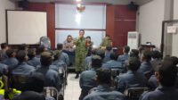 Babinsa Koramil 0833 Klojen Latih Anggota Linmas